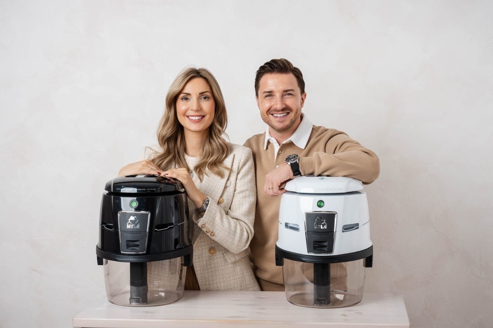 Martina und Manuel mit einem schwarzen und einem weißen HYLA